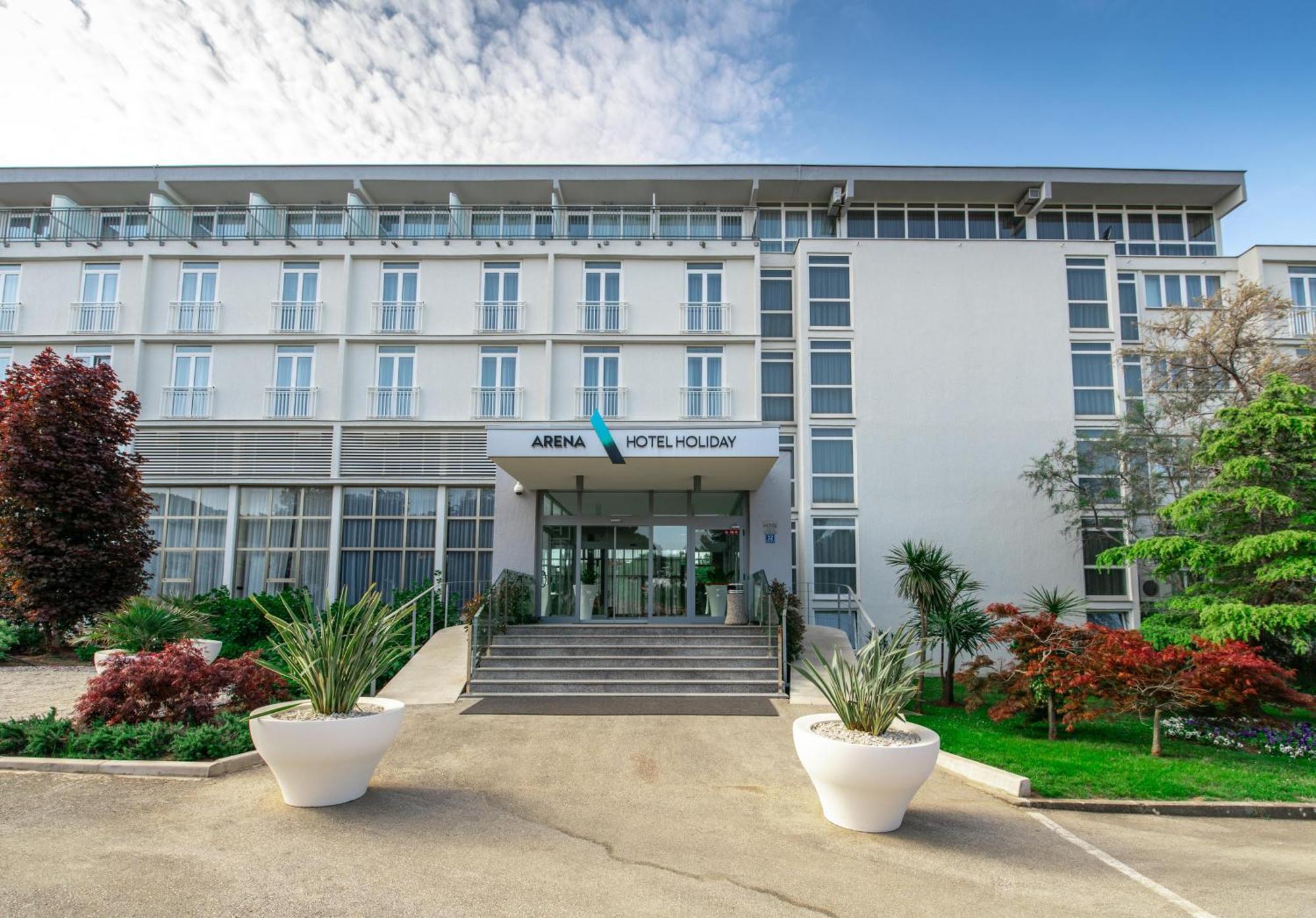 Arena Hotel Holiday 梅杜林 外观 照片
