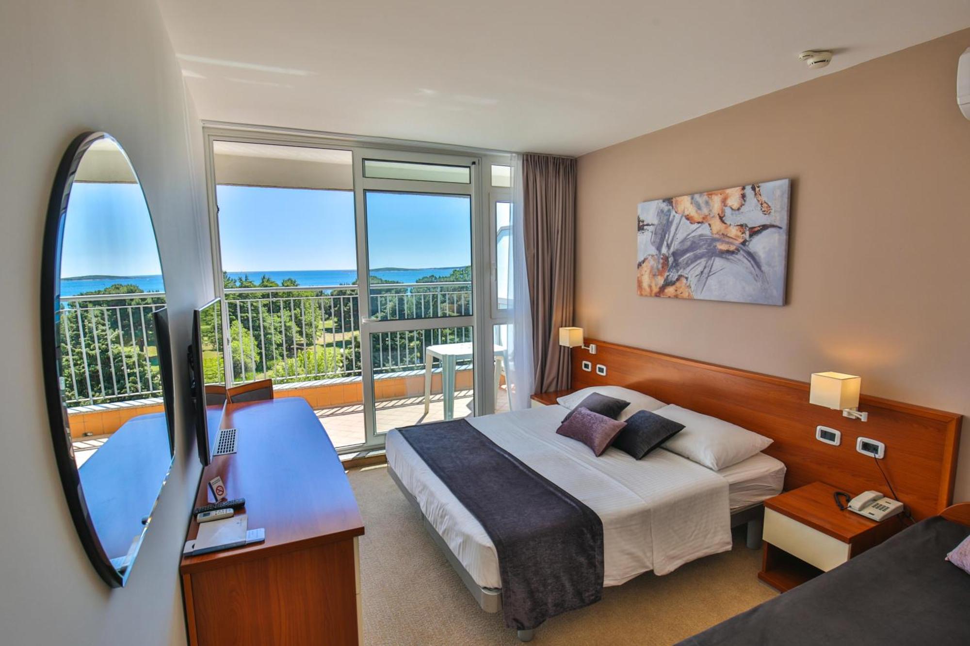 Arena Hotel Holiday 梅杜林 外观 照片