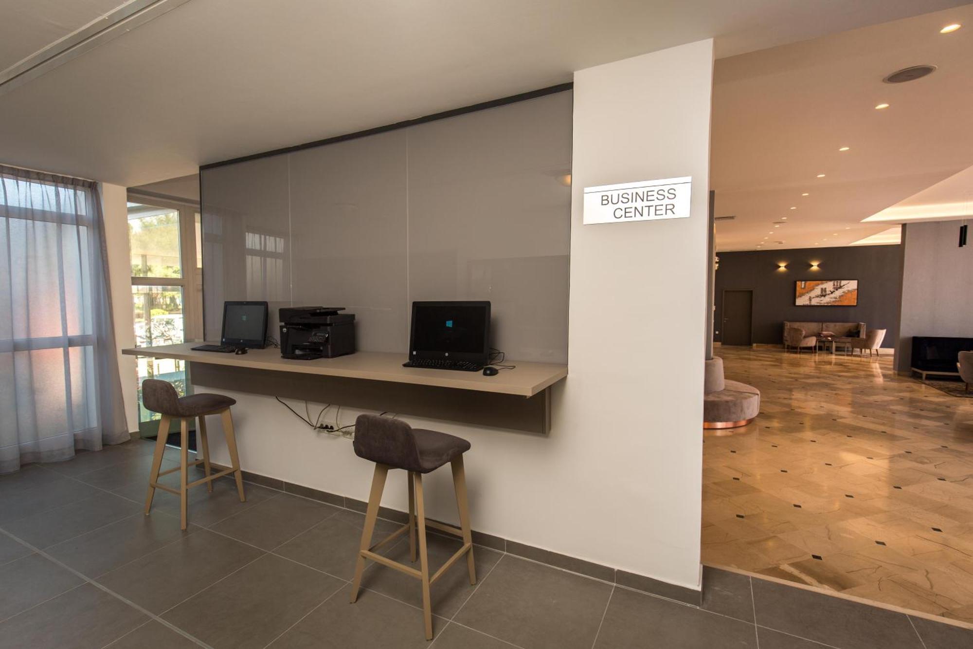 Arena Hotel Holiday 梅杜林 外观 照片