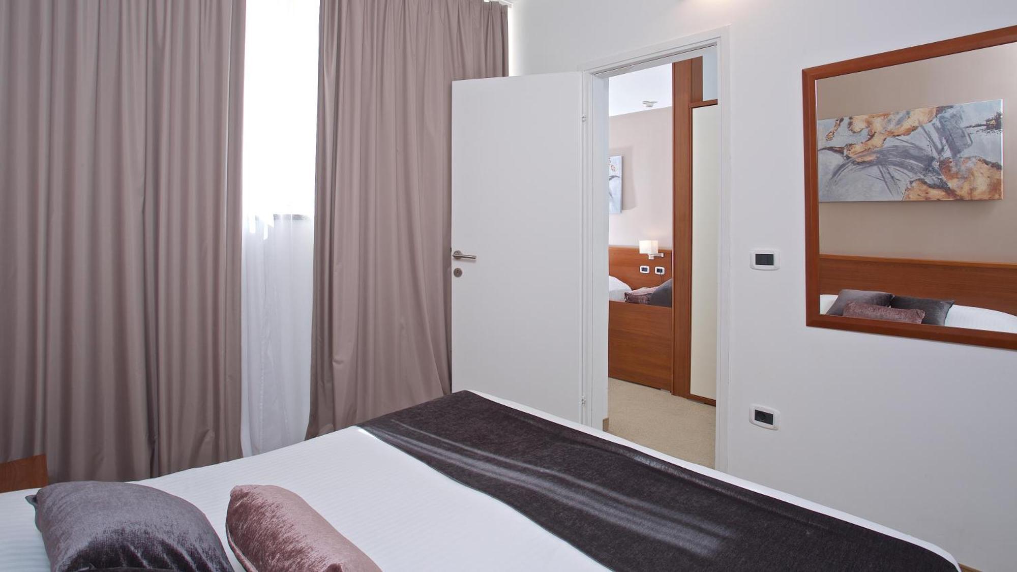 Arena Hotel Holiday 梅杜林 外观 照片