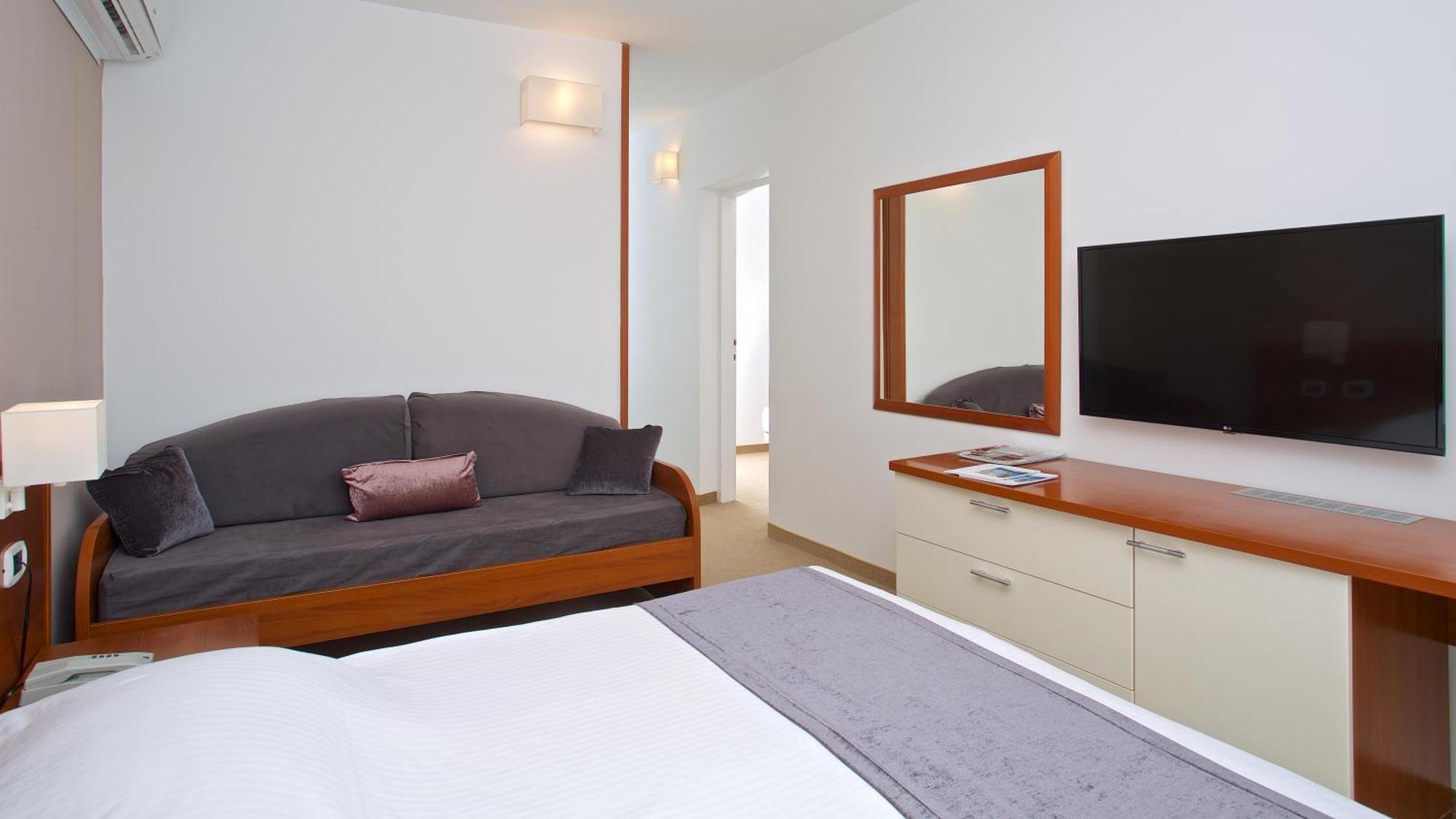 Arena Hotel Holiday 梅杜林 外观 照片