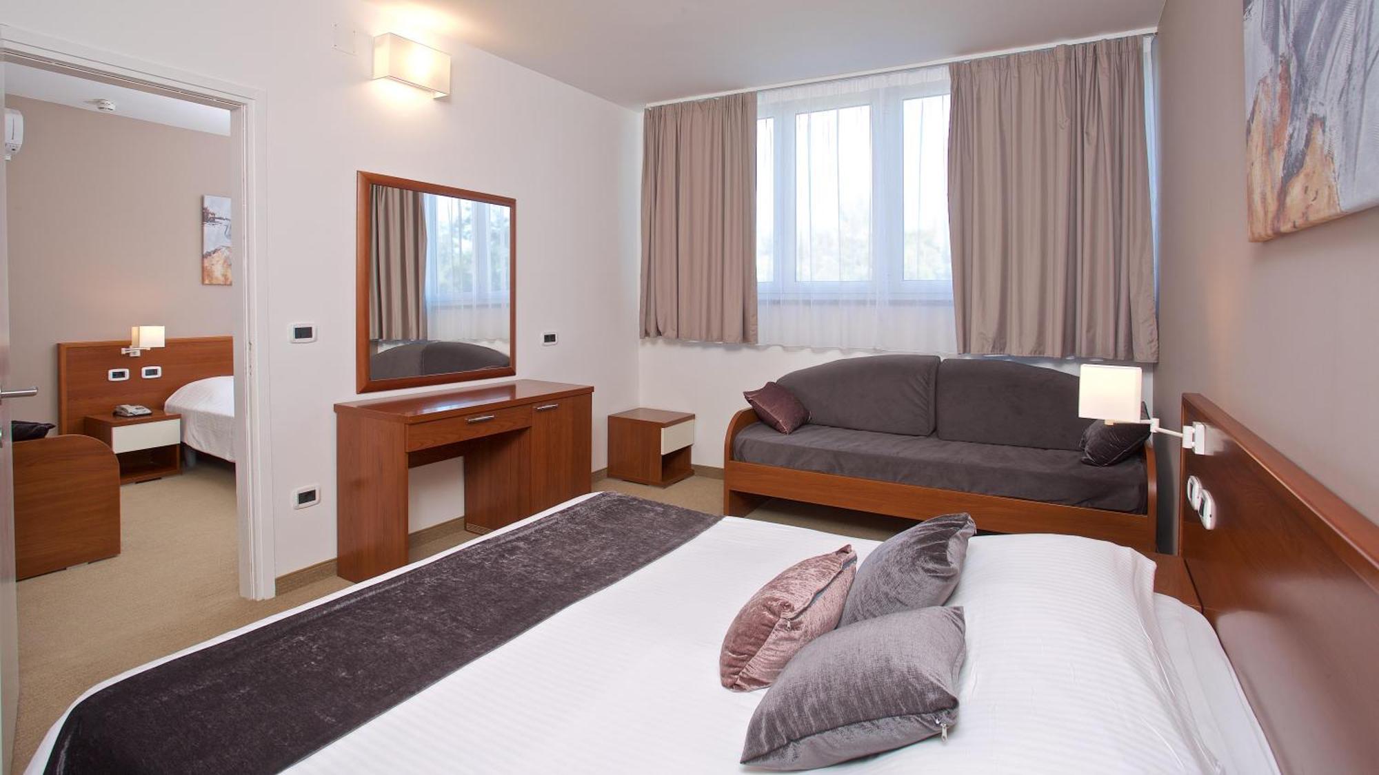 Arena Hotel Holiday 梅杜林 外观 照片