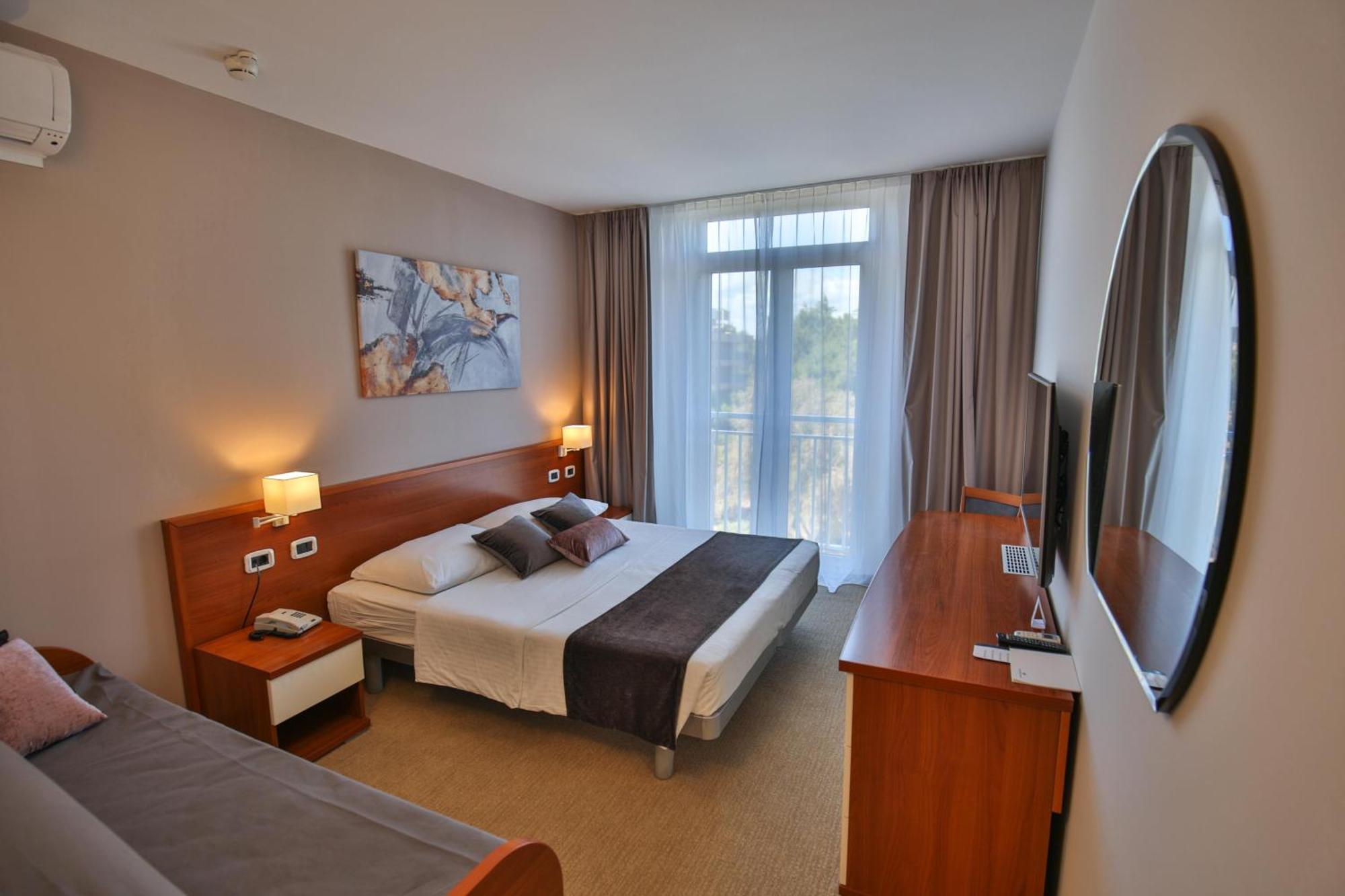 Arena Hotel Holiday 梅杜林 外观 照片