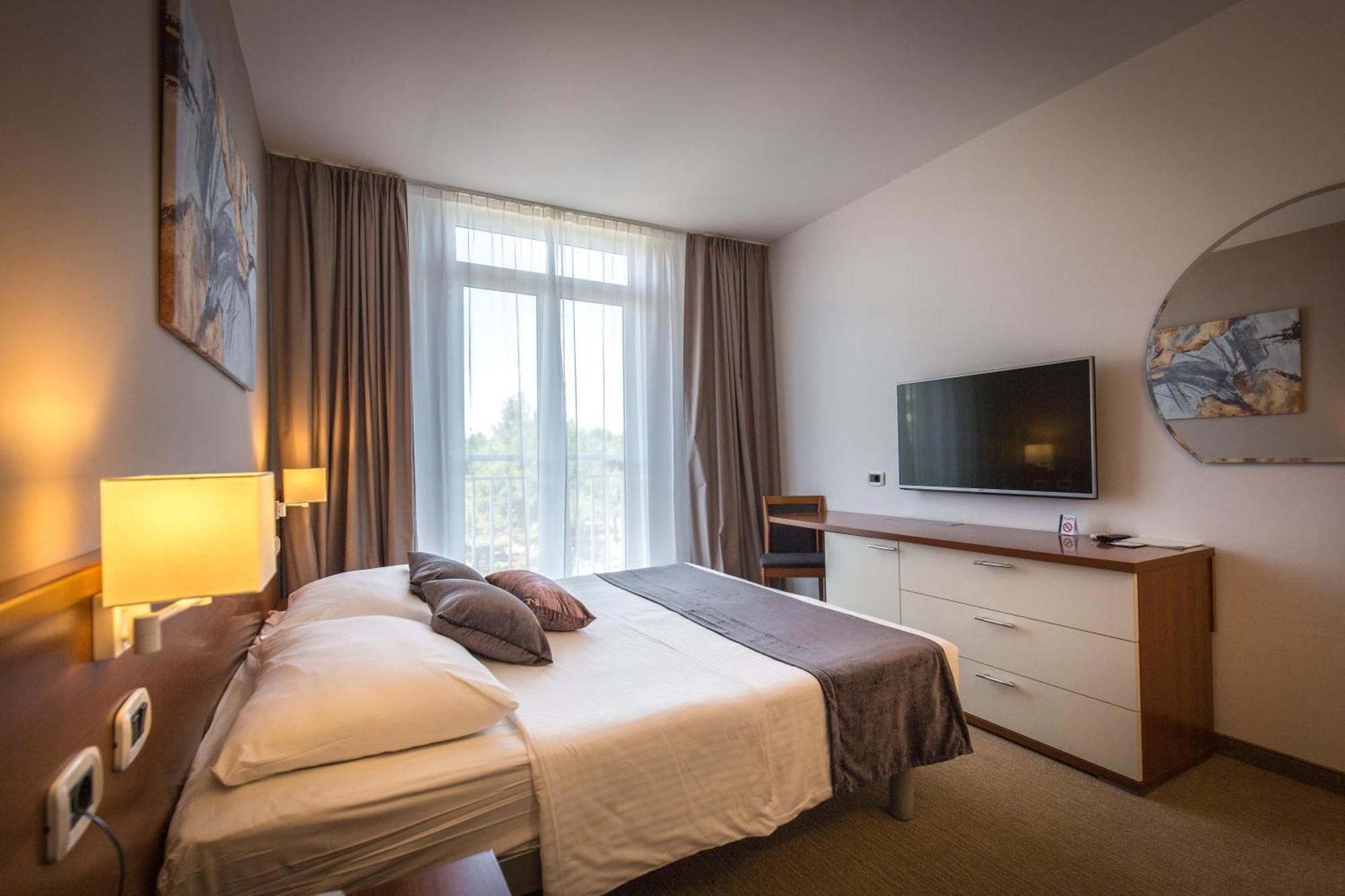 Arena Hotel Holiday 梅杜林 外观 照片
