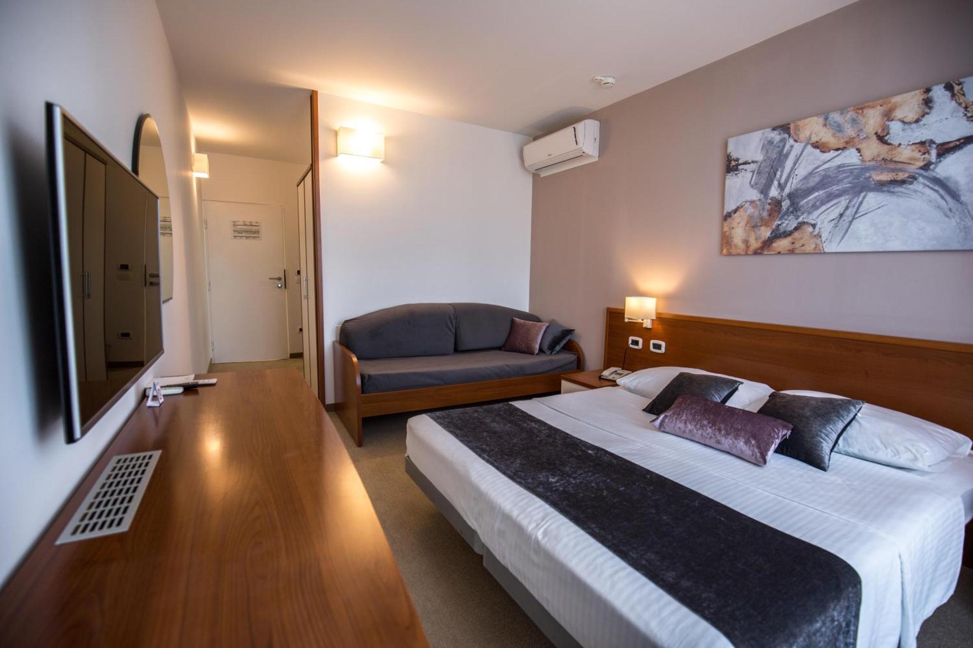 Arena Hotel Holiday 梅杜林 外观 照片