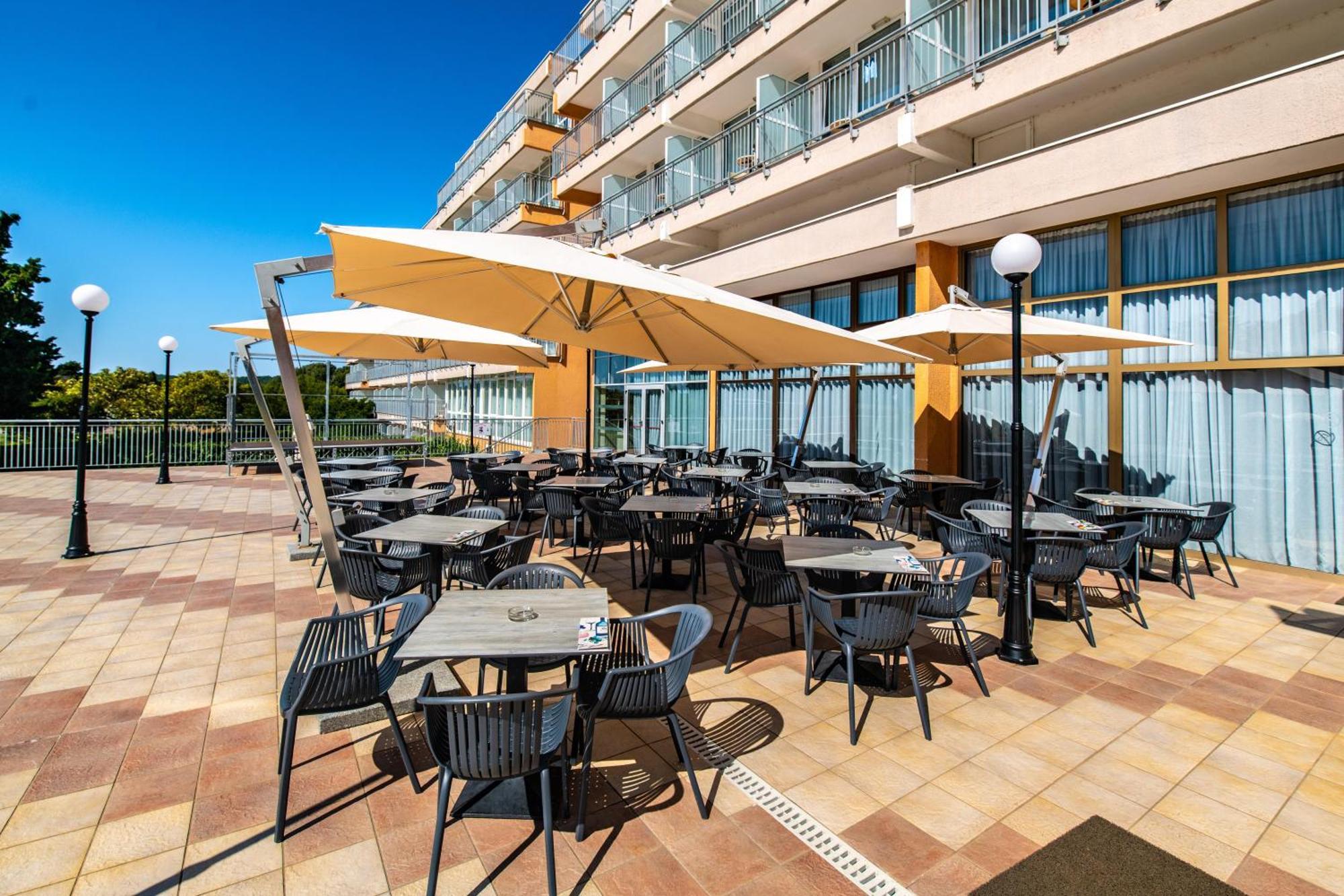 Arena Hotel Holiday 梅杜林 外观 照片