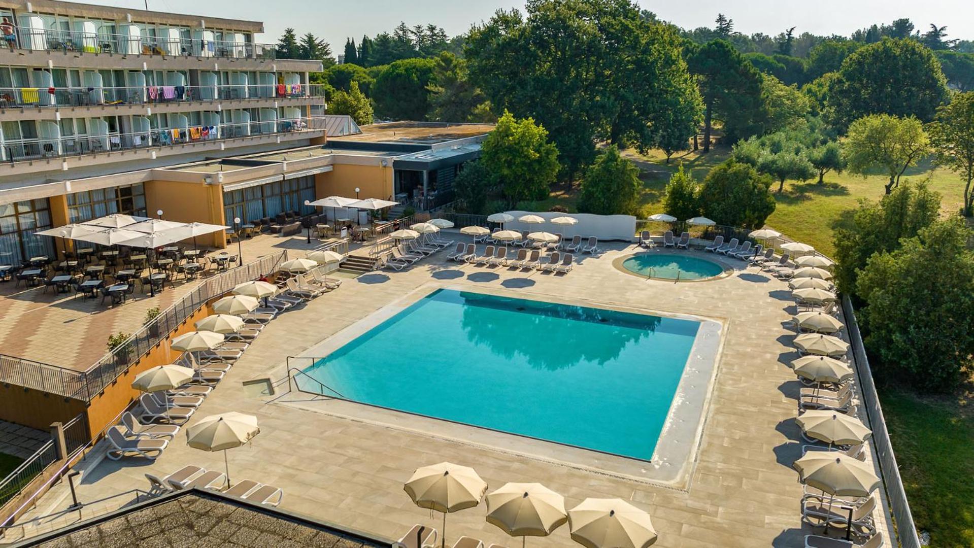 Arena Hotel Holiday 梅杜林 外观 照片