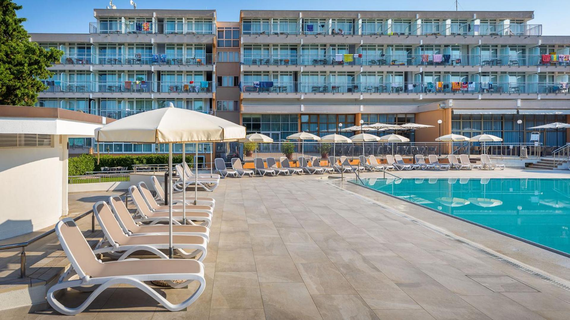 Arena Hotel Holiday 梅杜林 外观 照片